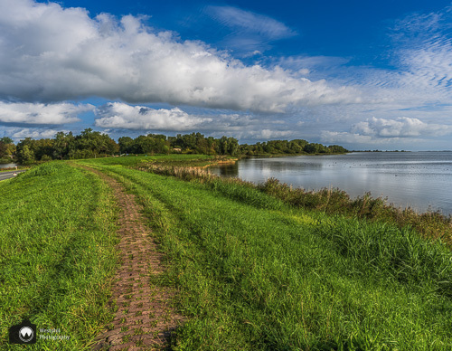 klinkerpad langs het water