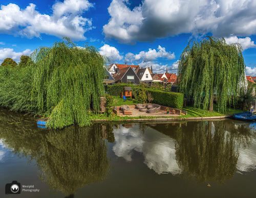 water met tuin op de kade en mooie wilgen