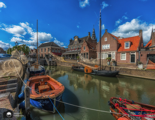 gracht met bootjes en huizen erachter