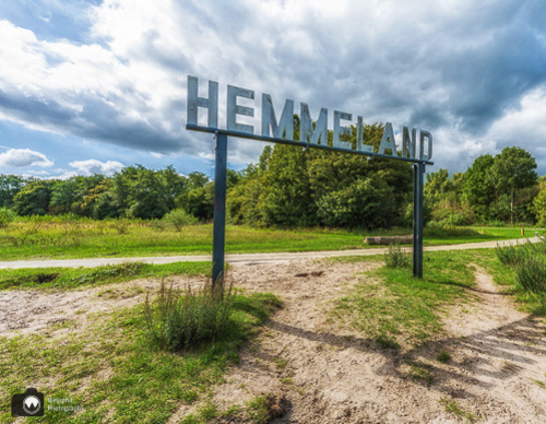 bord met de letters hemmeland