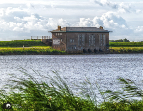 groot gebouw aan het water